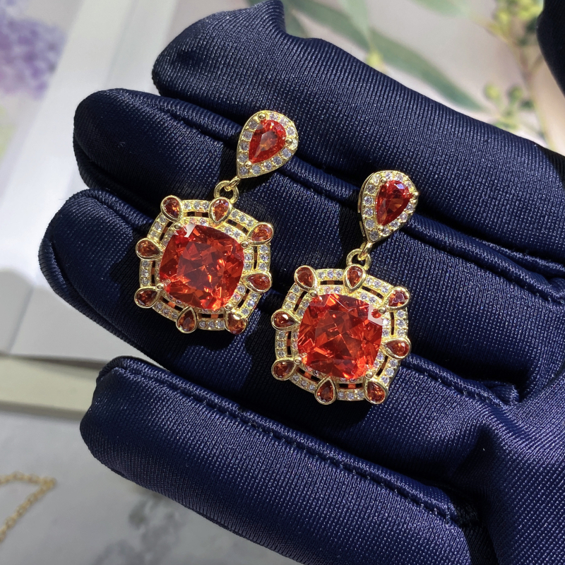 Smaragdo įkvėptas juvelyrinis komplektas – vėrinys, auskarai, apyrankė; varis; elektro platinimas; vandens bangų grandinė; mišrių akmenų įdėjos; Louis prekinis ženklas; Pavasaris 2023; Literatūros ir meno retro stilius