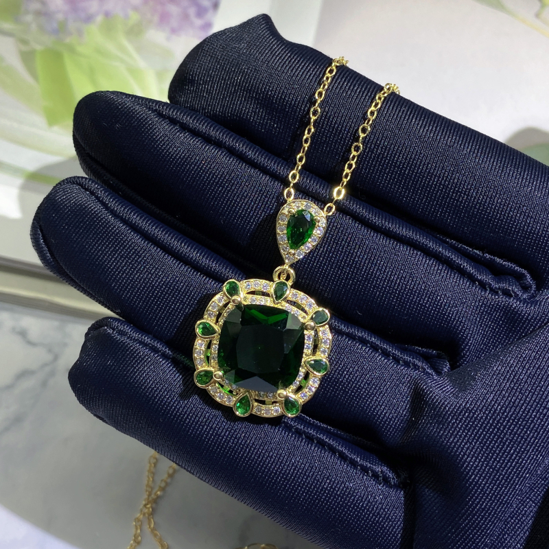 Smaragdo įkvėptas juvelyrinis komplektas – vėrinys, auskarai, apyrankė; varis; elektro platinimas; vandens bangų grandinė; mišrių akmenų įdėjos; Louis prekinis ženklas; Pavasaris 2023; Literatūros ir meno retro stilius