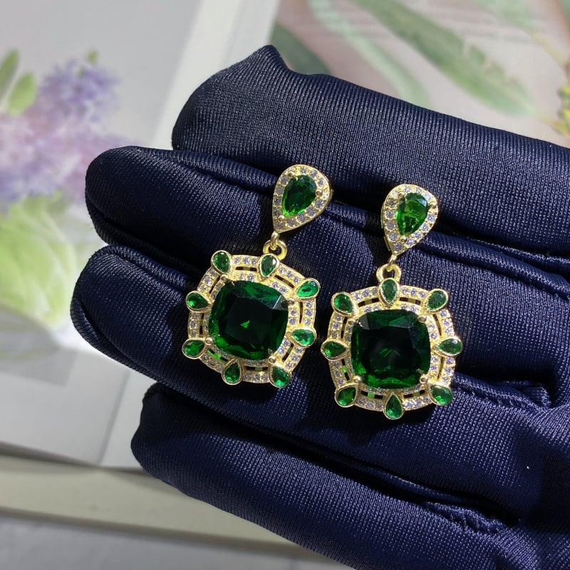 Smaragdo įkvėptas juvelyrinis komplektas – vėrinys, auskarai, apyrankė; varis; elektro platinimas; vandens bangų grandinė; mišrių akmenų įdėjos; Louis prekinis ženklas; Pavasaris 2023; Literatūros ir meno retro stilius