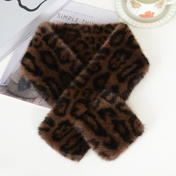 Moterų dirbtinės kailio šalikų ir kepurės komplektas su leopardiniu raštu žiemai