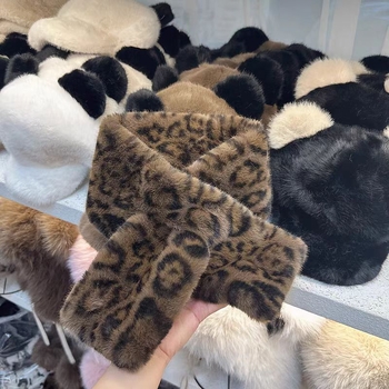 Moterų dirbtinės kailio šalikų ir kepurės komplektas su leopardiniu raštu žiemai