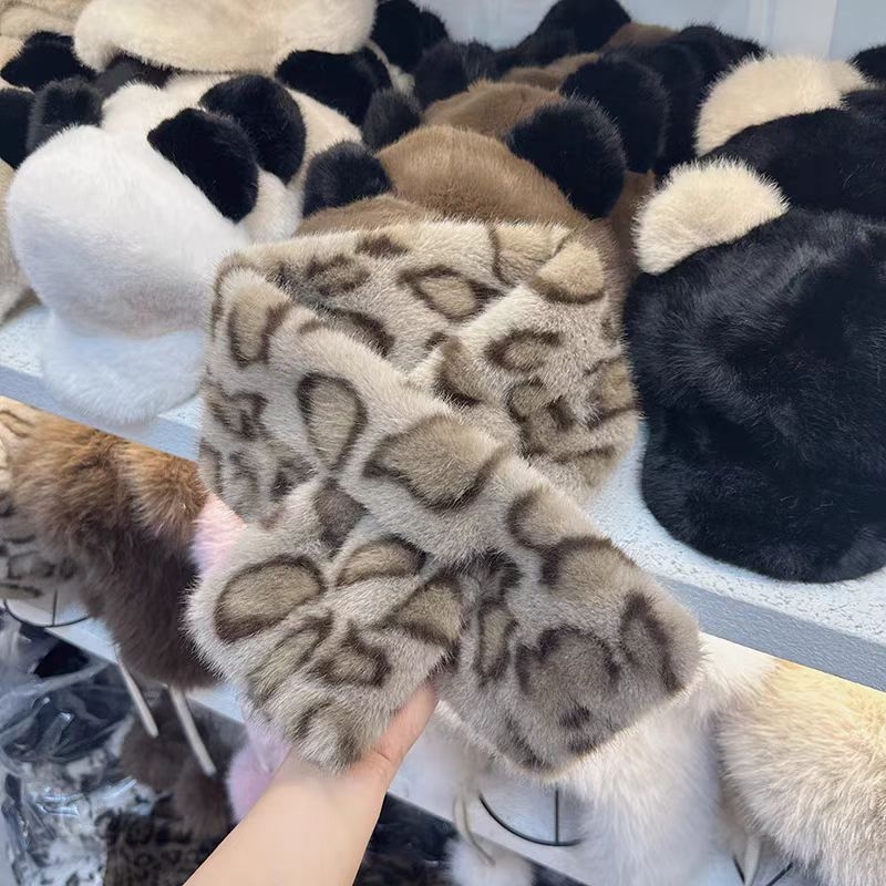Moterų dirbtinės kailio šalikų ir kepurės komplektas su leopardiniu raštu žiemai