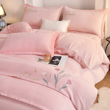 Flanelės patalynės komplektas iš keturių dalių, su siuvinėjimu ir aktyviuoju spaudinimu