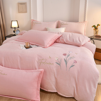 Flanelės patalynės komplektas iš keturių dalių, su siuvinėjimu ir aktyviuoju spaudinimu