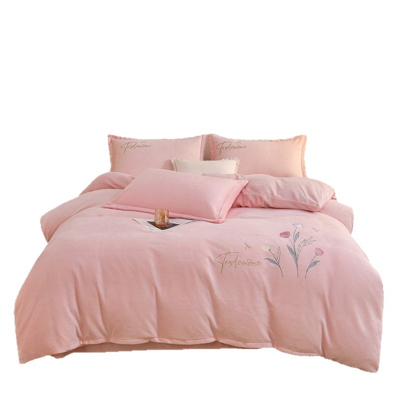 Flanelės patalynės komplektas iš keturių dalių, su siuvinėjimu ir aktyviuoju spaudinimu