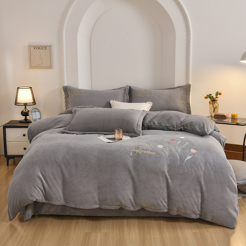 Flanelės patalynės komplektas iš keturių dalių, su siuvinėjimu ir aktyviuoju spaudinimu