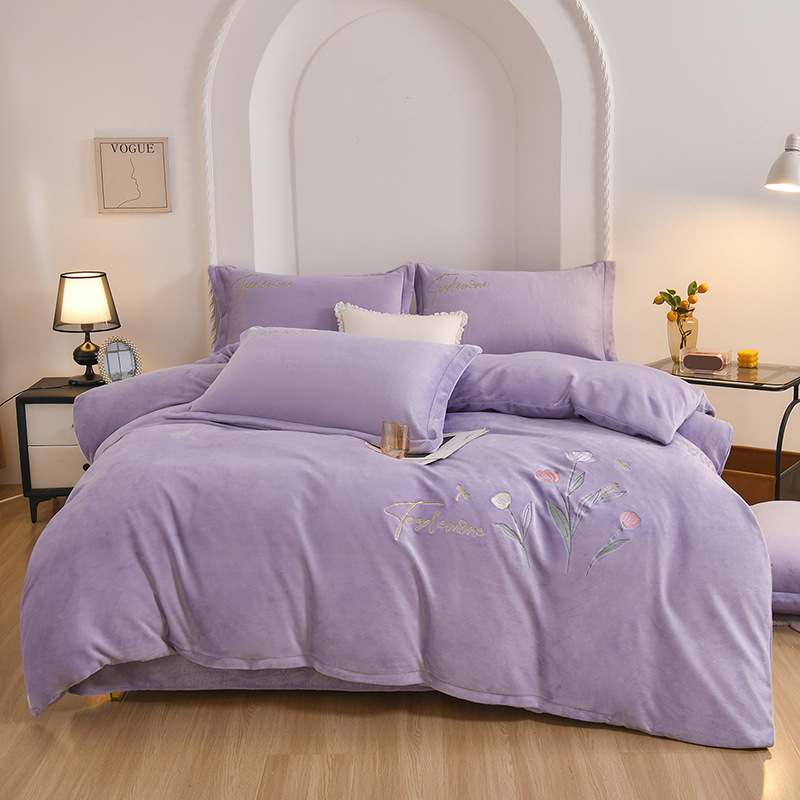 Flanelės patalynės komplektas iš keturių dalių, su siuvinėjimu ir aktyviuoju spaudinimu