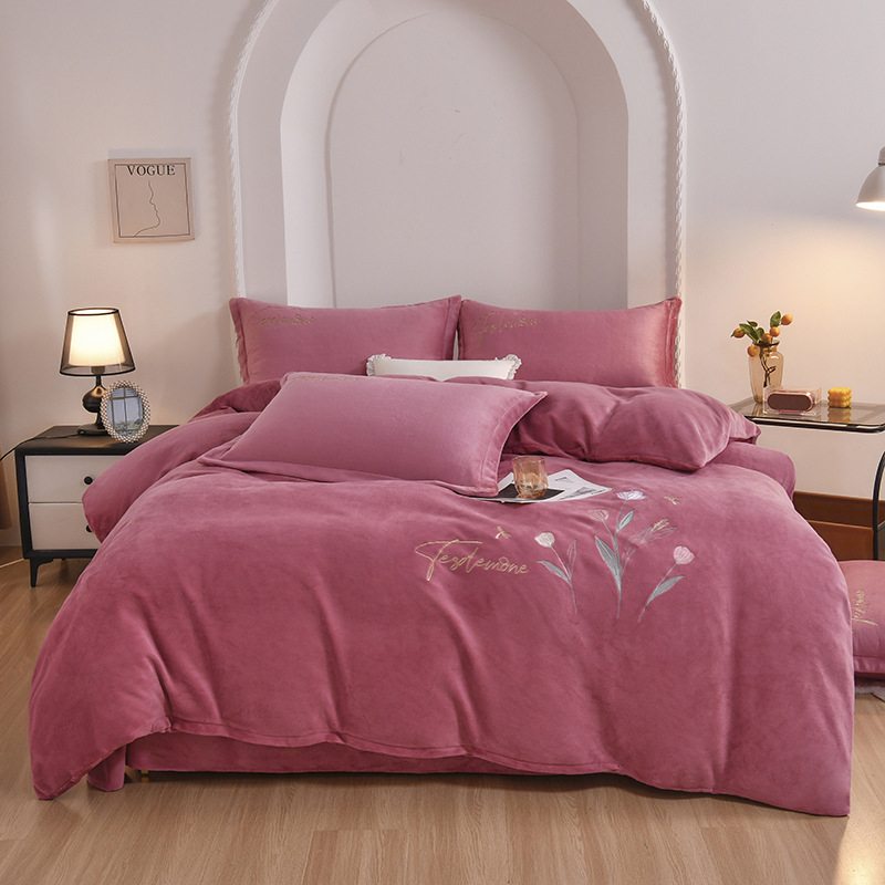 Flanelės patalynės komplektas iš keturių dalių, su siuvinėjimu ir aktyviuoju spaudinimu