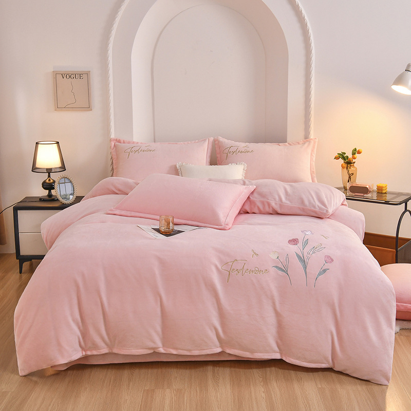 Flanelės patalynės komplektas iš keturių dalių, su siuvinėjimu ir aktyviuoju spaudinimu