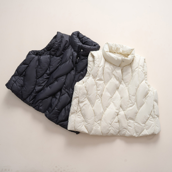 Gyerekeknek szóló pehely mellény álló gallérral, nylon külső és bélés, ujj nélküli, rejtett csattal záródó