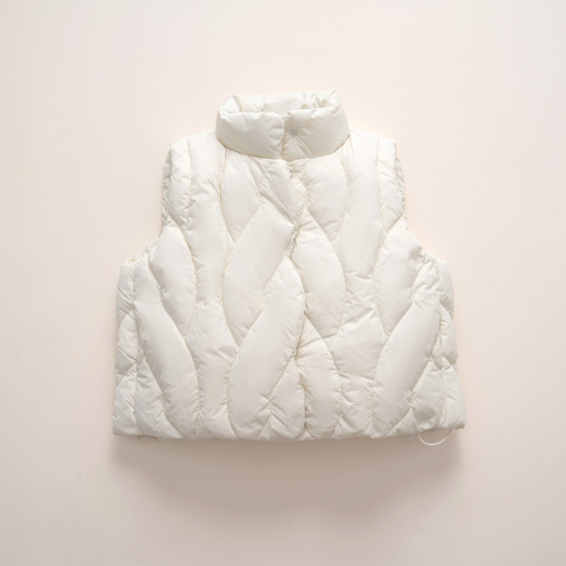 Gyerekeknek szóló pehely mellény álló gallérral, nylon külső és bélés, ujj nélküli, rejtett csattal záródó