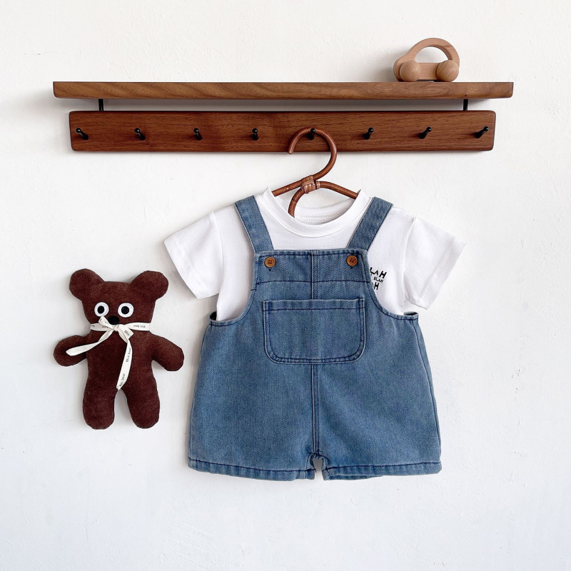 Kūdikių džininis komplektas su šortais ir petnešėlėmis - Korėjos stiliaus, 95% medvilnė, raidžių raštas, pavasaris 2025, unisex