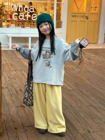 Lányoknak készült fleece pulóver, medve minta, hamis két darabos dizájn, téli melegség, koreai stílus, 80% poliészter, lágyított felület, hosszú ujjú, kapucni nélkül, 8 évesnél idősebb gyerekeknek.