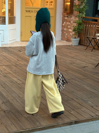 Lányoknak készült fleece pulóver, medve minta, hamis két darabos dizájn, téli melegség, koreai stílus, 80% poliészter, lágyított felület, hosszú ujjú, kapucni nélkül, 8 évesnél idősebb gyerekeknek.