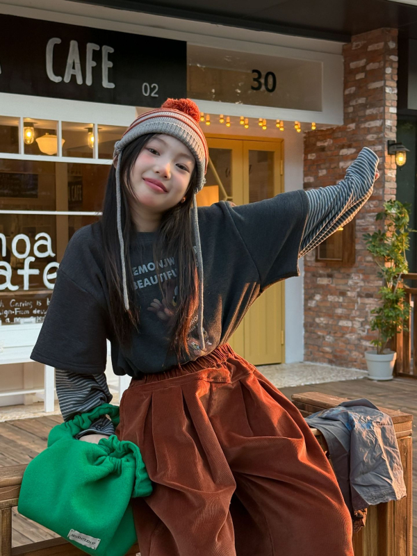 Lányoknak készült fleece pulóver, medve minta, hamis két darabos dizájn, téli melegség, koreai stílus, 80% poliészter, lágyított felület, hosszú ujjú, kapucni nélkül, 8 évesnél idősebb gyerekeknek.