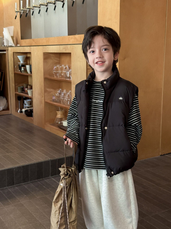 Gyerekeknek szóló pehelymellény, koreai stílus, 86–90% pehely, külső anyag nylon, bélés poliészter