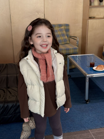 Gyerekeknek szóló pehelymellény, koreai stílus, 86–90% pehely, külső anyag nylon, bélés poliészter