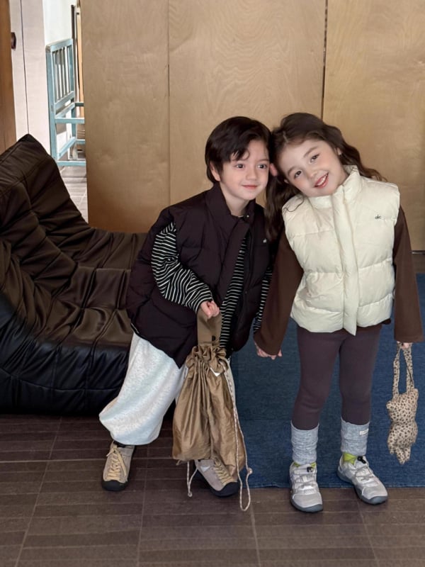 Gyerekeknek szóló pehelymellény, koreai stílus, 86–90% pehely, külső anyag nylon, bélés poliészter