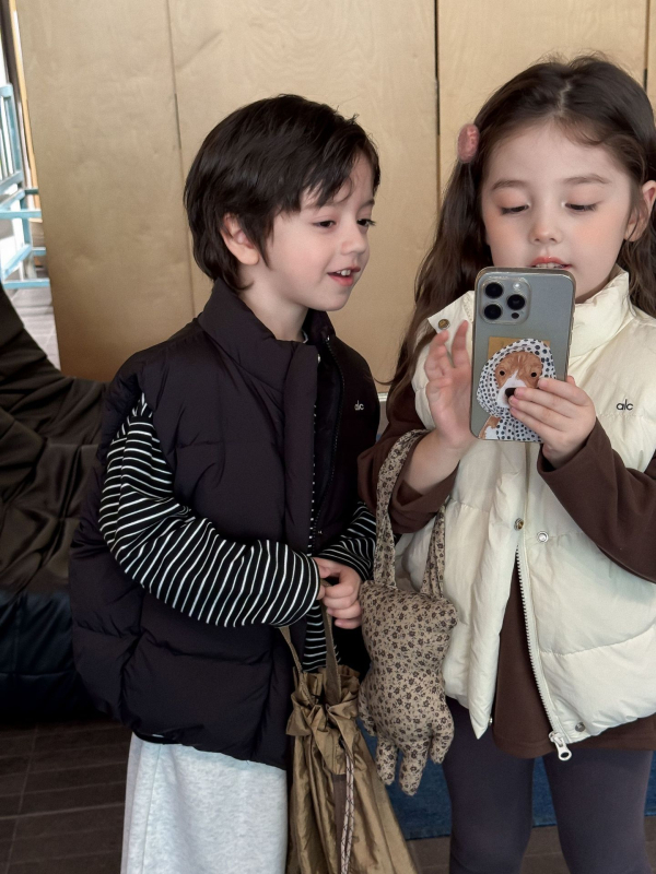 Gyerekeknek szóló pehelymellény, koreai stílus, 86–90% pehely, külső anyag nylon, bélés poliészter