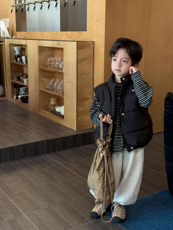 Gyerekeknek szóló pehelymellény, koreai stílus, 86–90% pehely, külső anyag nylon, bélés poliészter