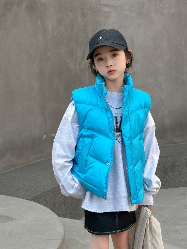 Gyerekeknek szóló tollal töltött mellény kapucnival, rövid, lazán szabott, uniszex, fehér kacsa tollal töltve, zipzáras zárás; alkalmas őszi-tavaszi- és téli időszakokra.