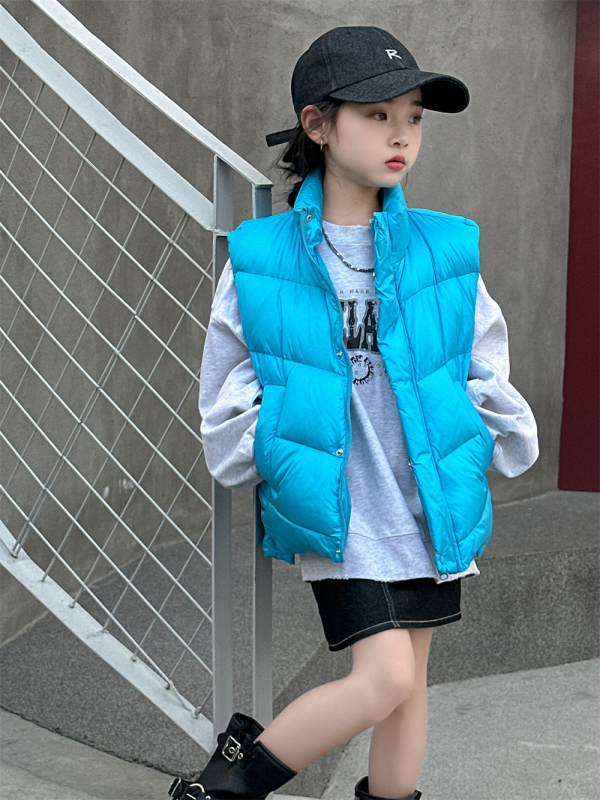 Gyerekeknek szóló tollal töltött mellény kapucnival, rövid, lazán szabott, uniszex, fehér kacsa tollal töltve, zipzáras zárás; alkalmas őszi-tavaszi- és téli időszakokra.