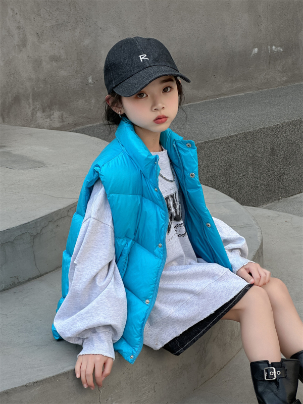 Gyerekeknek szóló tollal töltött mellény kapucnival, rövid, lazán szabott, uniszex, fehér kacsa tollal töltve, zipzáras zárás; alkalmas őszi-tavaszi- és téli időszakokra.