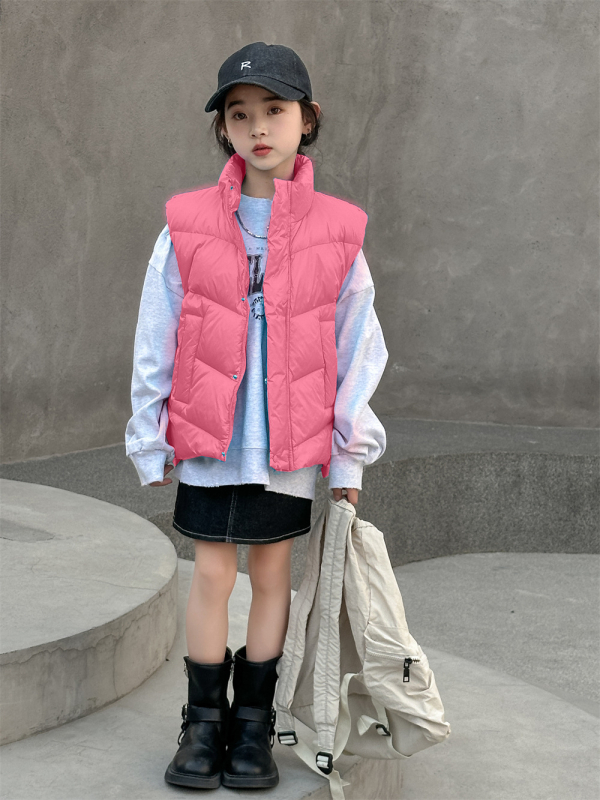 Gyerekeknek szóló tollal töltött mellény kapucnival, rövid, lazán szabott, uniszex, fehér kacsa tollal töltve, zipzáras zárás; alkalmas őszi-tavaszi- és téli időszakokra.