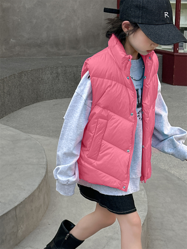 Gyerekeknek szóló tollal töltött mellény kapucnival, rövid, lazán szabott, uniszex, fehér kacsa tollal töltve, zipzáras zárás; alkalmas őszi-tavaszi- és téli időszakokra.