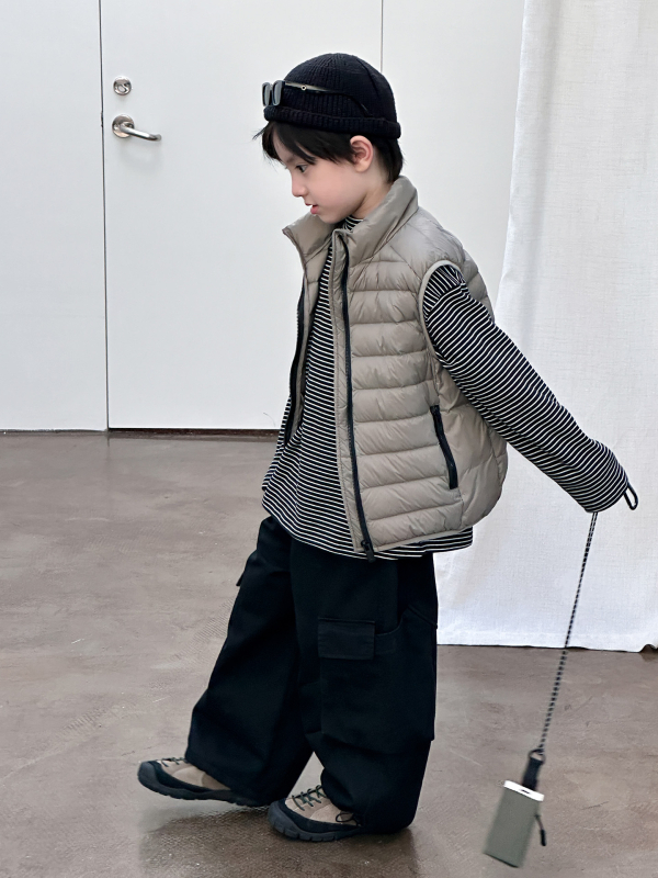 Gyerekek pufos mellény, kacsa tollal töltött, 81-85%, külső nylon anyag, ujj nélküli, cipzárral, koreai stílus