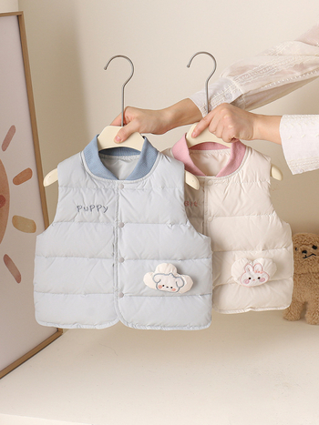 Gyerekek téli pehely mellény, ujj nélküli, rövid fazon, fehér kacsapuhával töltve, 86–90% puf, külső anyag 100% poliészter