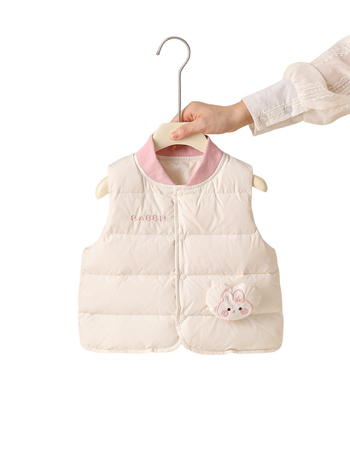 Gyerekek téli pehely mellény, ujj nélküli, rövid fazon, fehér kacsapuhával töltve, 86–90% puf, külső anyag 100% poliészter