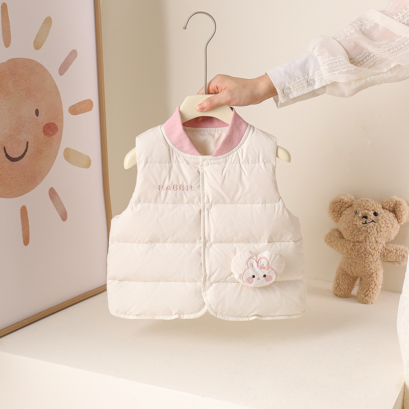 Gyerekek téli pehely mellény, ujj nélküli, rövid fazon, fehér kacsapuhával töltve, 86–90% puf, külső anyag 100% poliészter