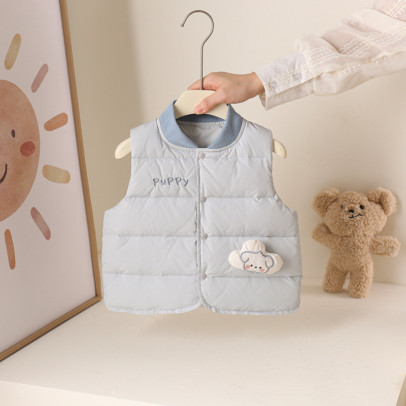 Gyerekek téli pehely mellény, ujj nélküli, rövid fazon, fehér kacsapuhával töltve, 86–90% puf, külső anyag 100% poliészter
