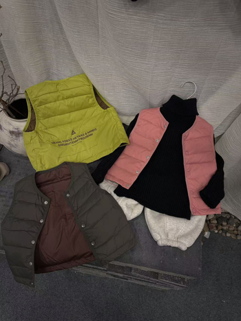 Gyerekeknek készült tollal töltött mellény, fehér kacsa tollal, külső nylon, bélés poliészter, ujjak nélkül, 3–8 éveseknek