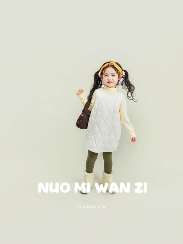 Meitenēm – kockaina ziemas pildīta bez piedurknēm ar siksniņām; galvenais materiāls 100% poliesters; oderes 100% poliesters; A-līnijas siluets