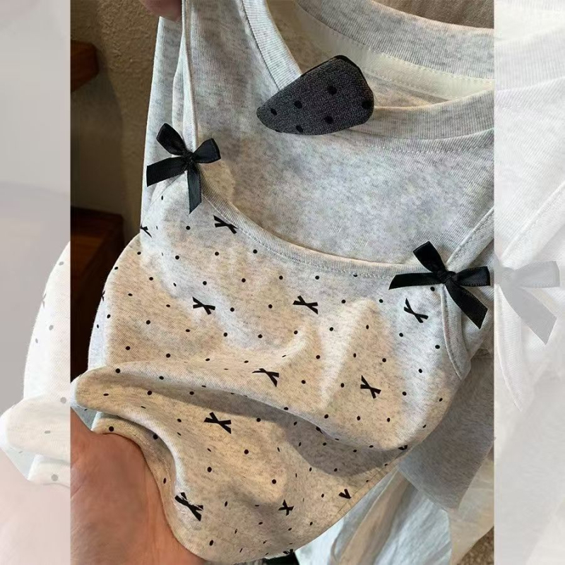 Dječji dvodijelni set: top s dugim rukavima i mašnicom te hlače s zvonastim krojem, mekano obrađeni poliesterski materijal 81–90%, točkasti uzorak, za uzrast 3–8 godina, proljeće–jesen–zima