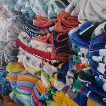 Polüesterist korallveluuri tekk, kaal 220, kokku tõmbumine 3%, värvustabiilsus 3, töötlemine ja kohandamine saadaval