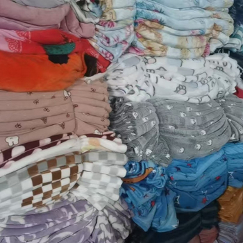 Polüesterist korallveluuri tekk, kaal 220, kokku tõmbumine 3%, värvustabiilsus 3, töötlemine ja kohandamine saadaval