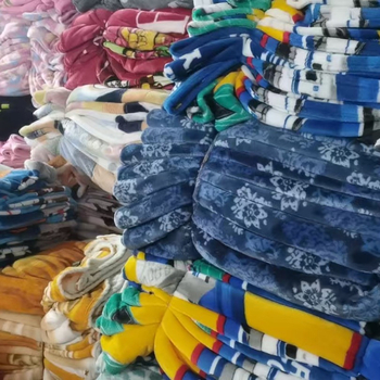 Polüesterist korallveluuri tekk, kaal 220, kokku tõmbumine 3%, värvustabiilsus 3, töötlemine ja kohandamine saadaval