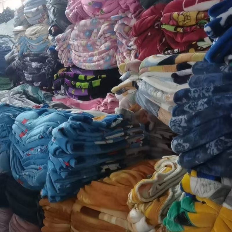 Polüesterist korallveluuri tekk, kaal 220, kokku tõmbumine 3%, värvustabiilsus 3, töötlemine ja kohandamine saadaval