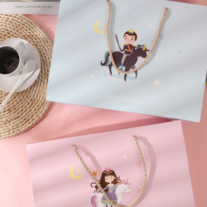 Vaikų dešimties gimtadienio dovanos dėžutė • animacinio stiliaus • popierius • spauda • logotipas atspausdintas