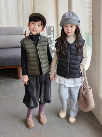 Gyerekeknek készült down mellény fehér kacsa tollal, töltet 91-94%, külső anyag nylon, bélés 100% nylon, rövid, ujj nélküli, gombos zárás, mindennapi téli viselet