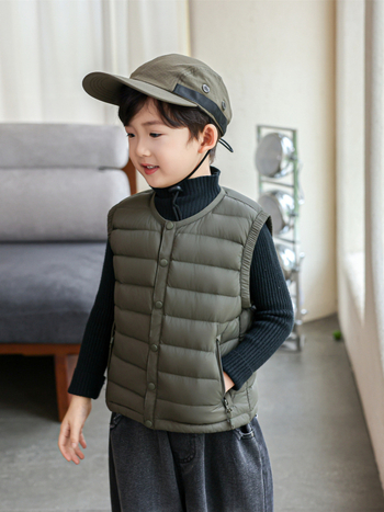 Gyerekeknek készült down mellény fehér kacsa tollal, töltet 91-94%, külső anyag nylon, bélés 100% nylon, rövid, ujj nélküli, gombos zárás, mindennapi téli viselet