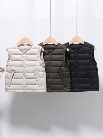 Gyerekeknek készült down mellény fehér kacsa tollal, töltet 91-94%, külső anyag nylon, bélés 100% nylon, rövid, ujj nélküli, gombos zárás, mindennapi téli viselet