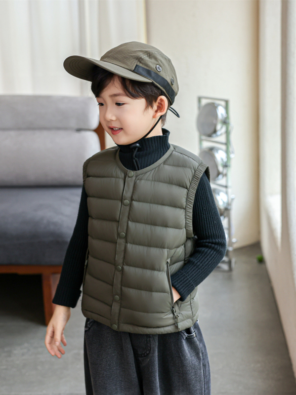 Gyerekeknek készült down mellény fehér kacsa tollal, töltet 91-94%, külső anyag nylon, bélés 100% nylon, rövid, ujj nélküli, gombos zárás, mindennapi téli viselet