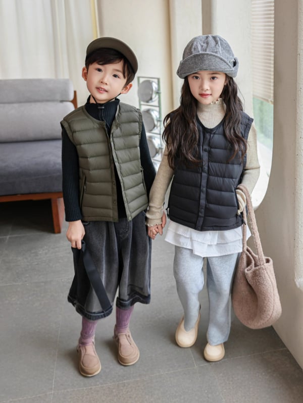 Gyerekeknek készült down mellény fehér kacsa tollal, töltet 91-94%, külső anyag nylon, bélés 100% nylon, rövid, ujj nélküli, gombos zárás, mindennapi téli viselet