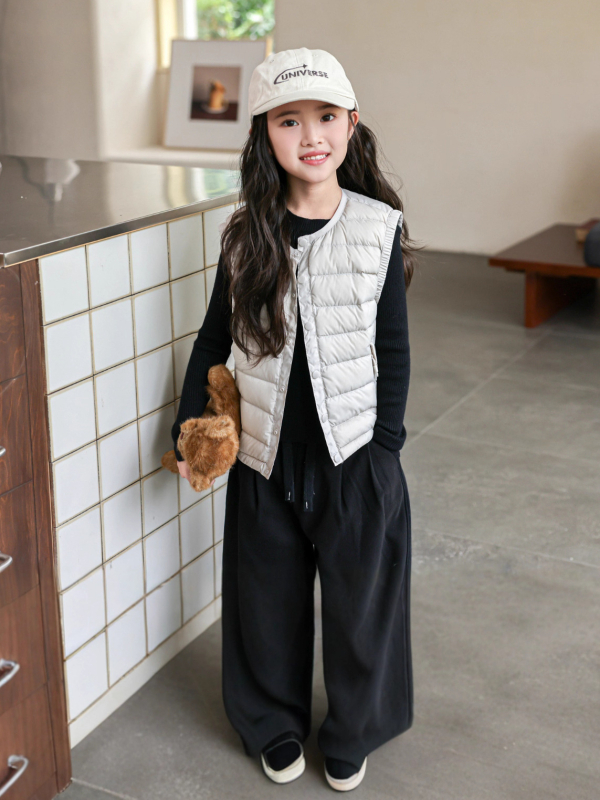 Gyerekeknek készült down mellény fehér kacsa tollal, töltet 91-94%, külső anyag nylon, bélés 100% nylon, rövid, ujj nélküli, gombos zárás, mindennapi téli viselet