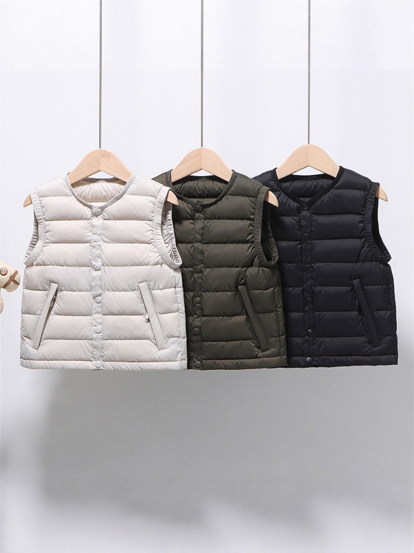 Gyerekeknek készült down mellény fehér kacsa tollal, töltet 91-94%, külső anyag nylon, bélés 100% nylon, rövid, ujj nélküli, gombos zárás, mindennapi téli viselet