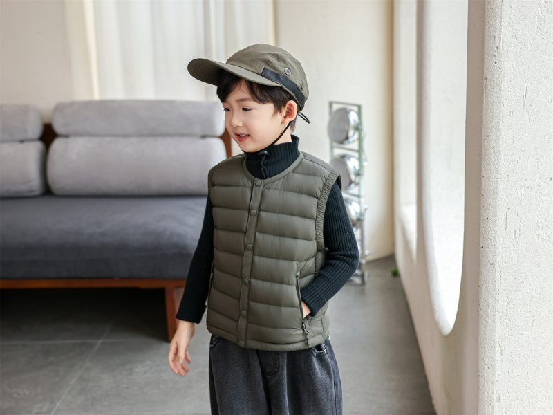 Gyerekeknek készült down mellény fehér kacsa tollal, töltet 91-94%, külső anyag nylon, bélés 100% nylon, rövid, ujj nélküli, gombos zárás, mindennapi téli viselet